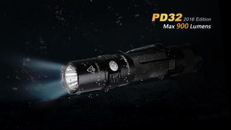 LED baterka Fenix ​​PD32 XP-L 900lumen rozsvícená LED baterka Fenix ​​PD32 XP-L 900lumen záď 