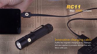 LED baterka Fenix ​​RC11 1000lumen nabíjecí kabel LED baterka Fenix ​​RC11 1000lumen rozsvícená 